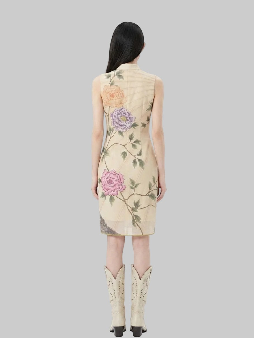 LUNRIA floral peony print qipao midi dress with a sleeveless mandarin collar, traditional frog-button details, and a fitted silhouette.
